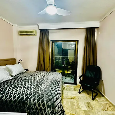 Travellers Julius Down Town Daire *